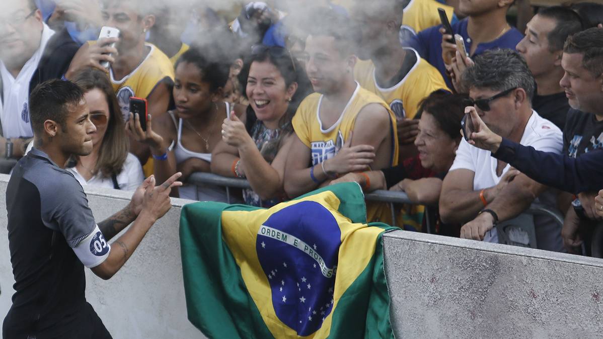 Neymar Jr, saludando a los aficionados en un acto benéfico