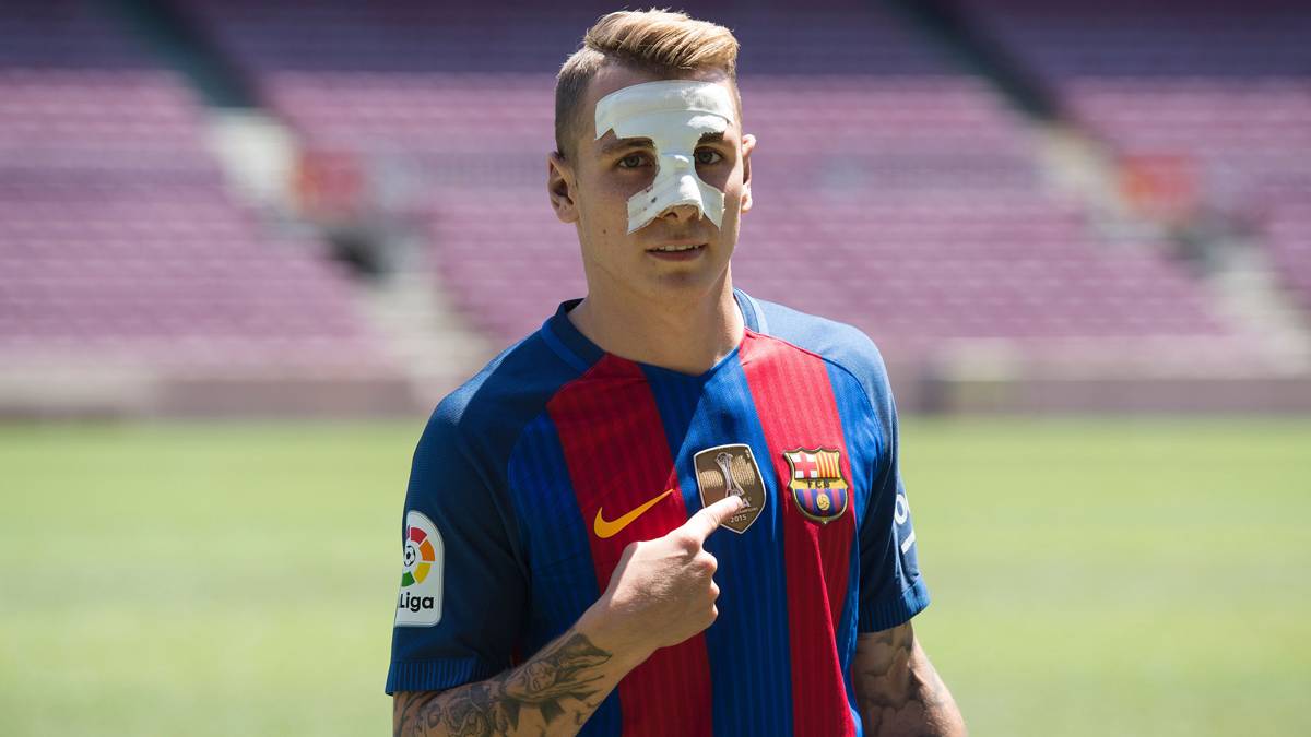 Lucas Digne, posando con la camiseta del FC Barcelona