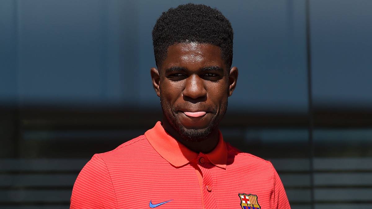 Samuel Umtiti, with the official pole of the FC Barcelona