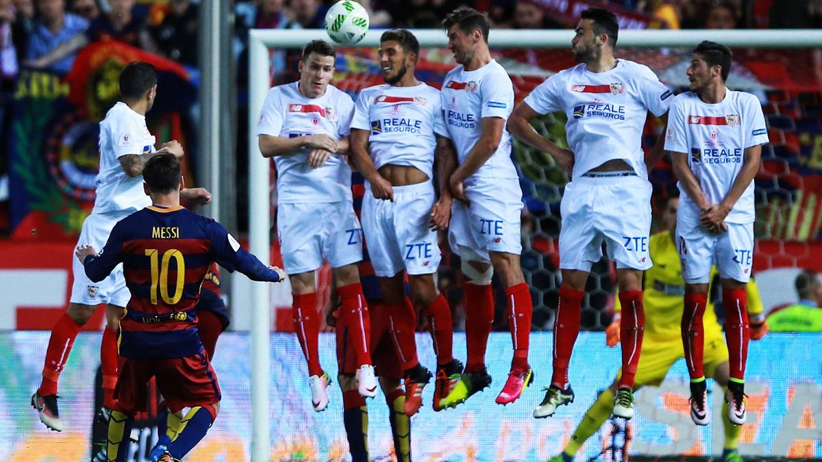 Messi, chutando una falta contra el Sevilla en la final de Copa