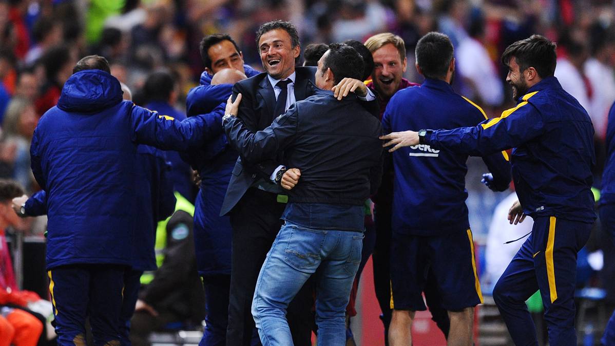 Luis Enrique, celebrando un gol del Barça con el cuerpo técnico