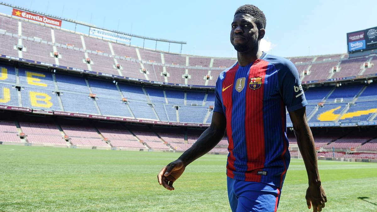 Samuel Umtiti, with the T-shirt of the Barça in the Camp Nou