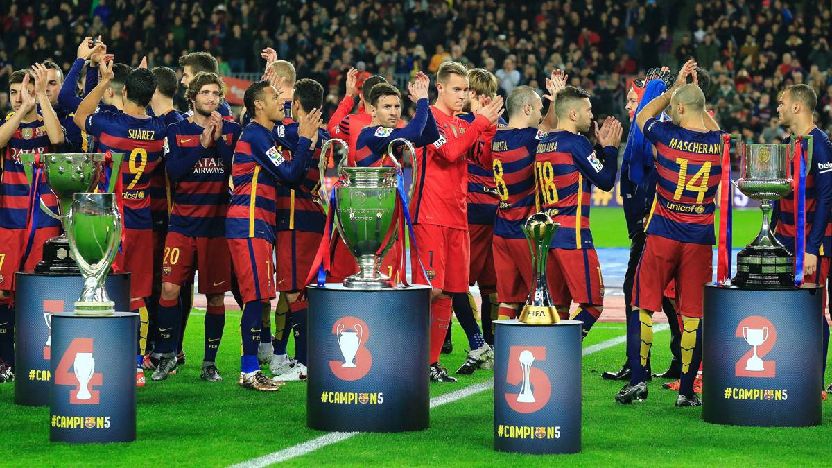 The Barça, celebrating the four titles of the past season