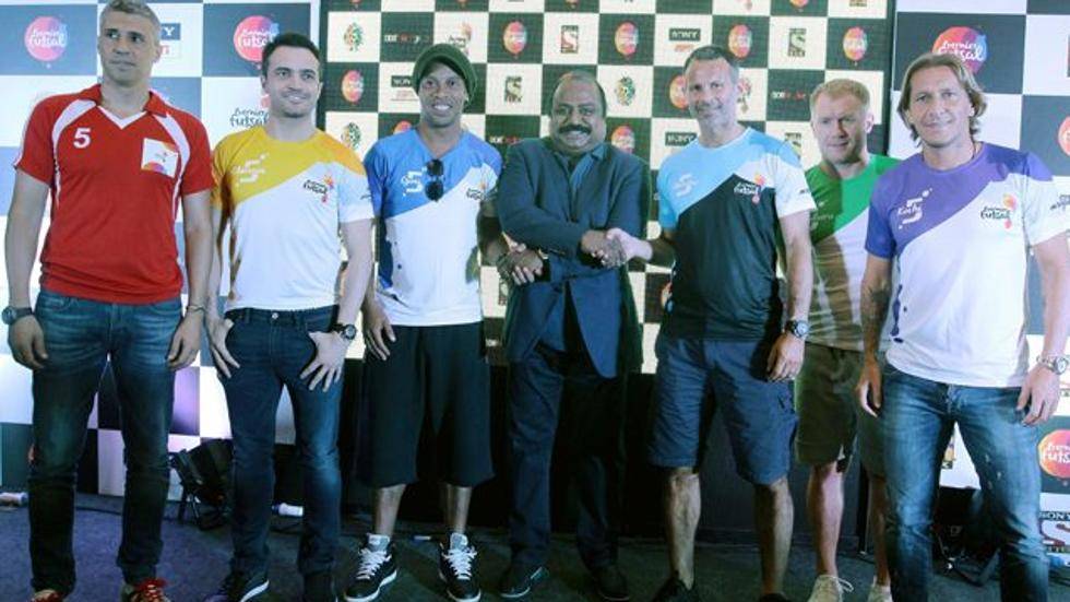 Hernán Crespo, with Falcao, Ronaldinhho, Giggs, Scholes and Salgado, in the Indian