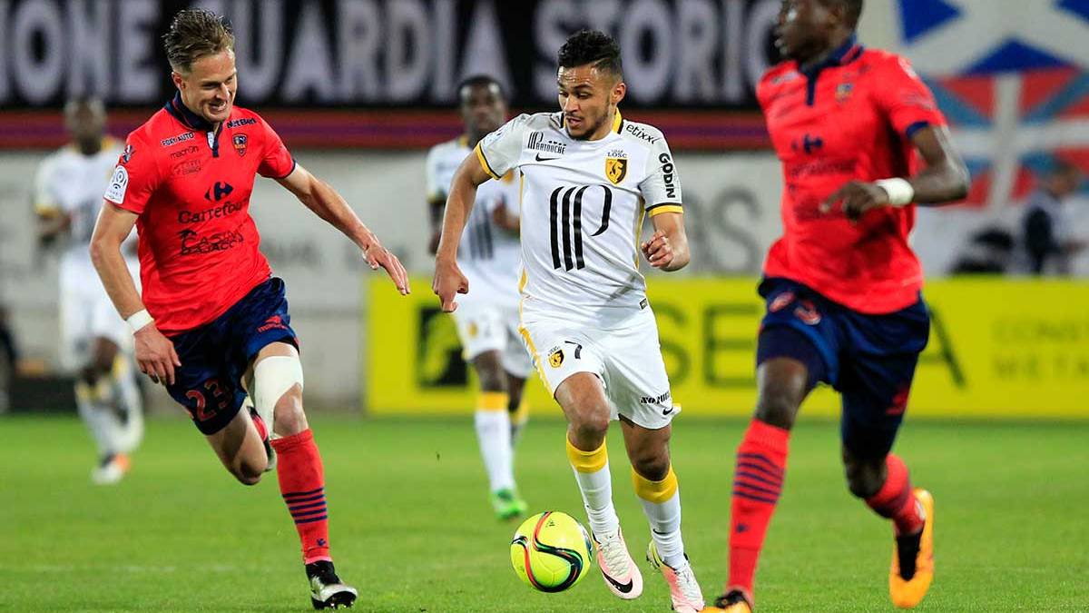 Sofiane Boufal en un partido con el Lille en la Ligue 1