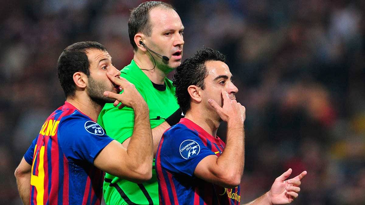 Xavi beside Mascherano in his time like player of the FC Barcelona