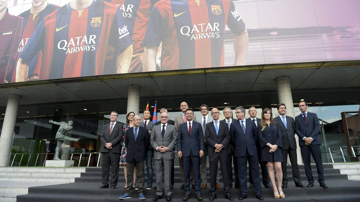 Jordi Mestre, posing beside other members of the directive of the Barça