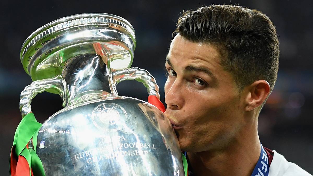 Cristiano Ronaldo, besando the UEFA Euro 2016 won with Portugal