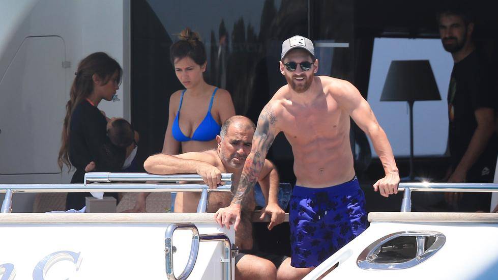 Leo Messi, relajándose en su yate de vacaciones