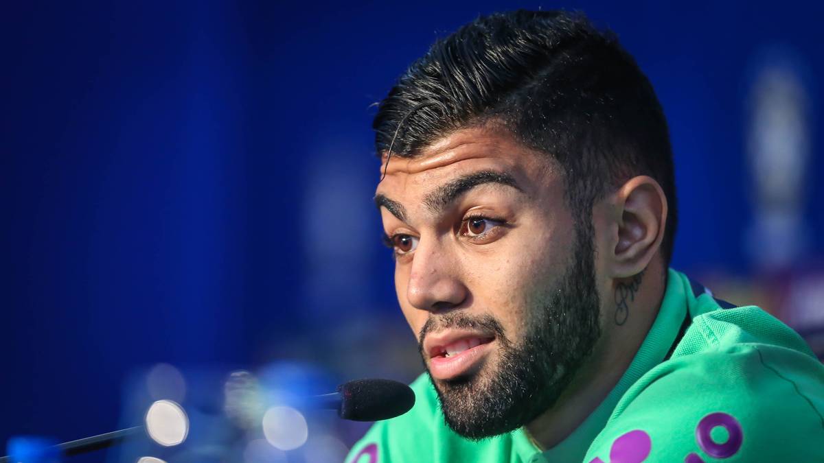 Gabriel Barbosa, durante una rueda de prensa con el Santos