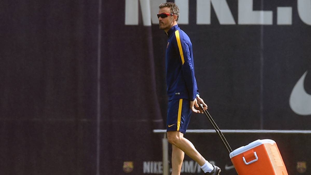 Luis Enrique, dirigiendo una sesión de entrenamiento del Barça