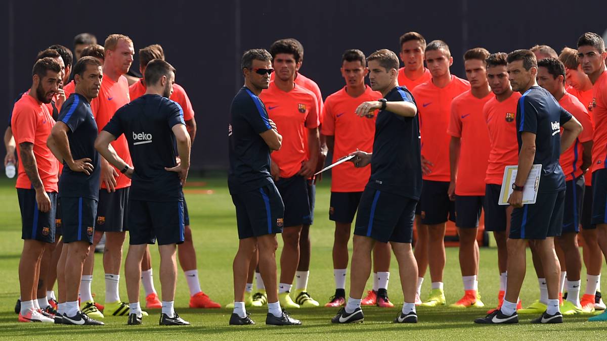 The staff of the FC Barcelona, training in pre-season