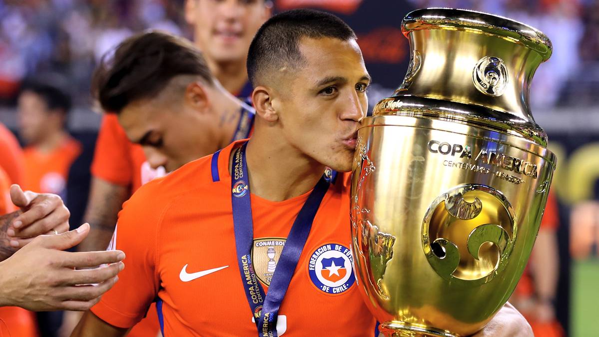 Alexis Sánchez, celebrating the Glass Centenarian America with Chile