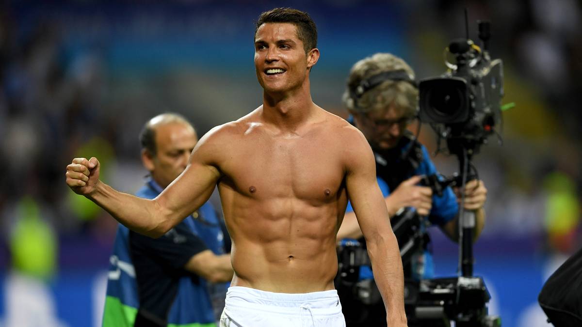 Cristiano Ronaldo, quitándose la camiseta tras la final de Champions