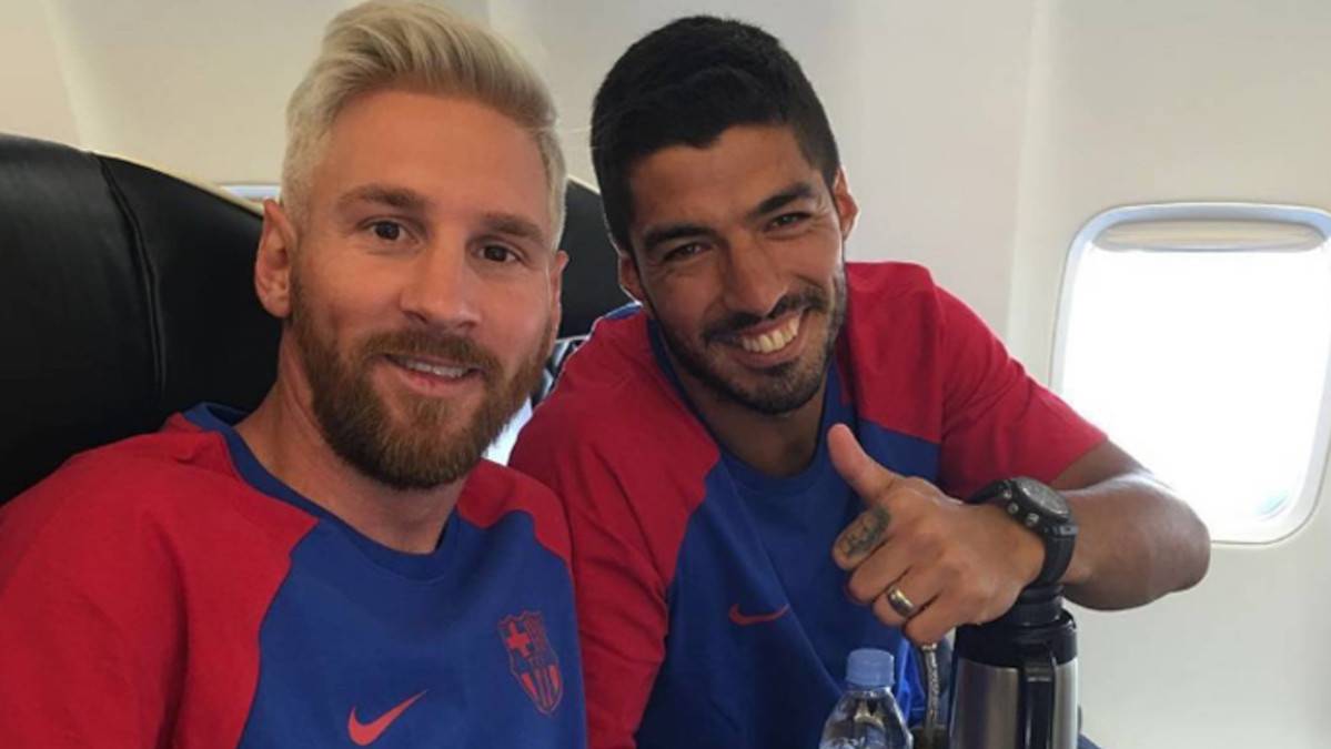 Lionel Messi and Luis Suárez, seated together in the aeroplane course to England