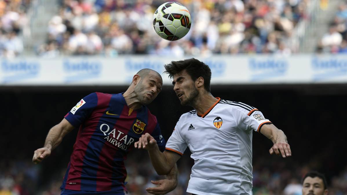 André Gomes, struggling by a balloon with Mascherano