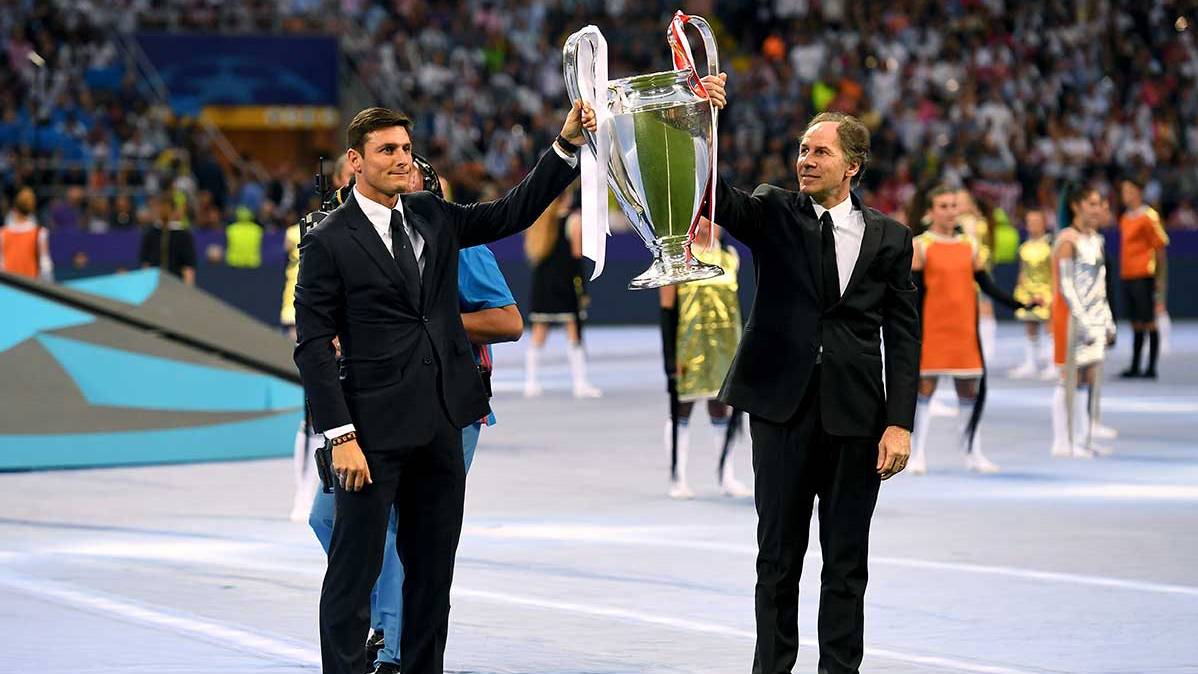 Javier Zanetti, beside Baresi, in the last final of the Champions League