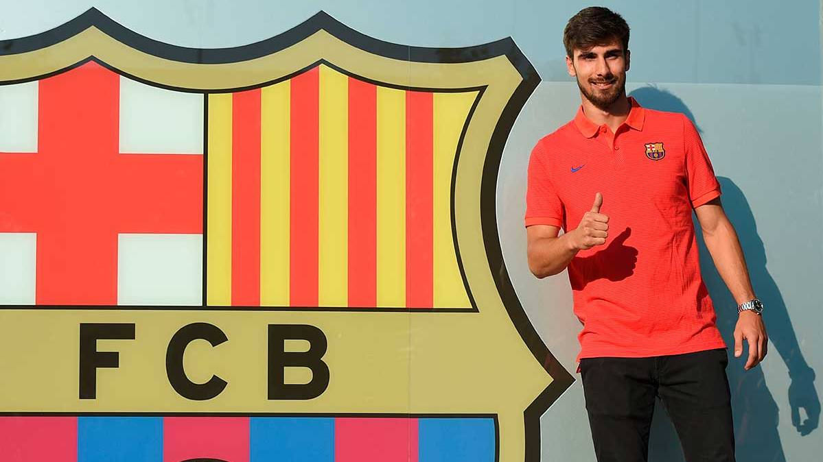 The midfield player André Gomes posing with the shield of the FC Barcelona