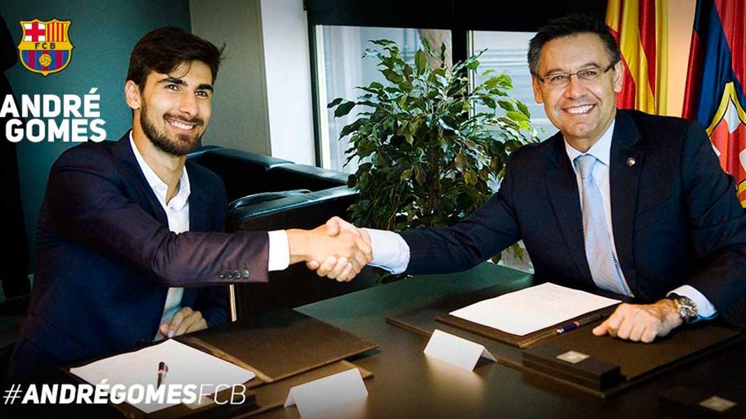 André Gomes and Josep Bartomeu signing the agreement like new player of the FC Barcelona