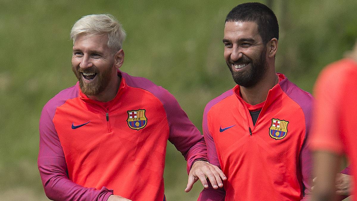 Lionel Messi y Arda Turan, en el último entreno del FC Barcelona