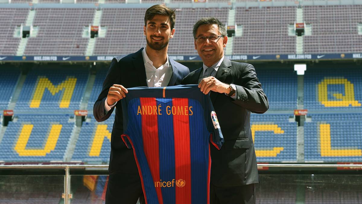 André Gomes, presented beside Bartomeu in the Camp Nou