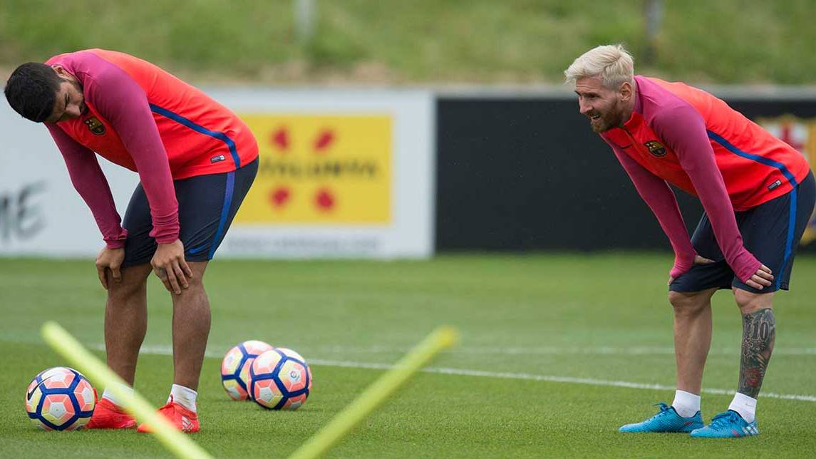 The players of the FC Barcelona during the training in England