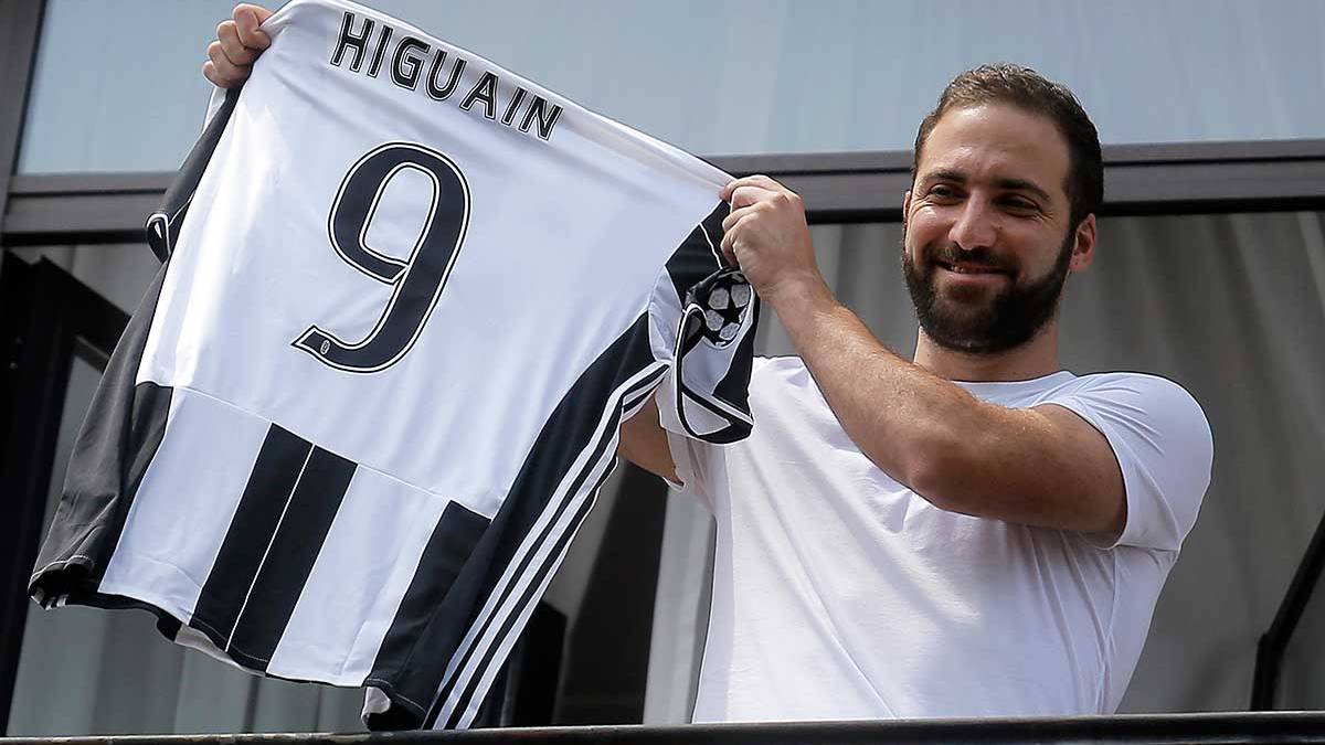 Gonzalo Higuaín poses with the T-shirt of the Juventus of Turín in his presentation