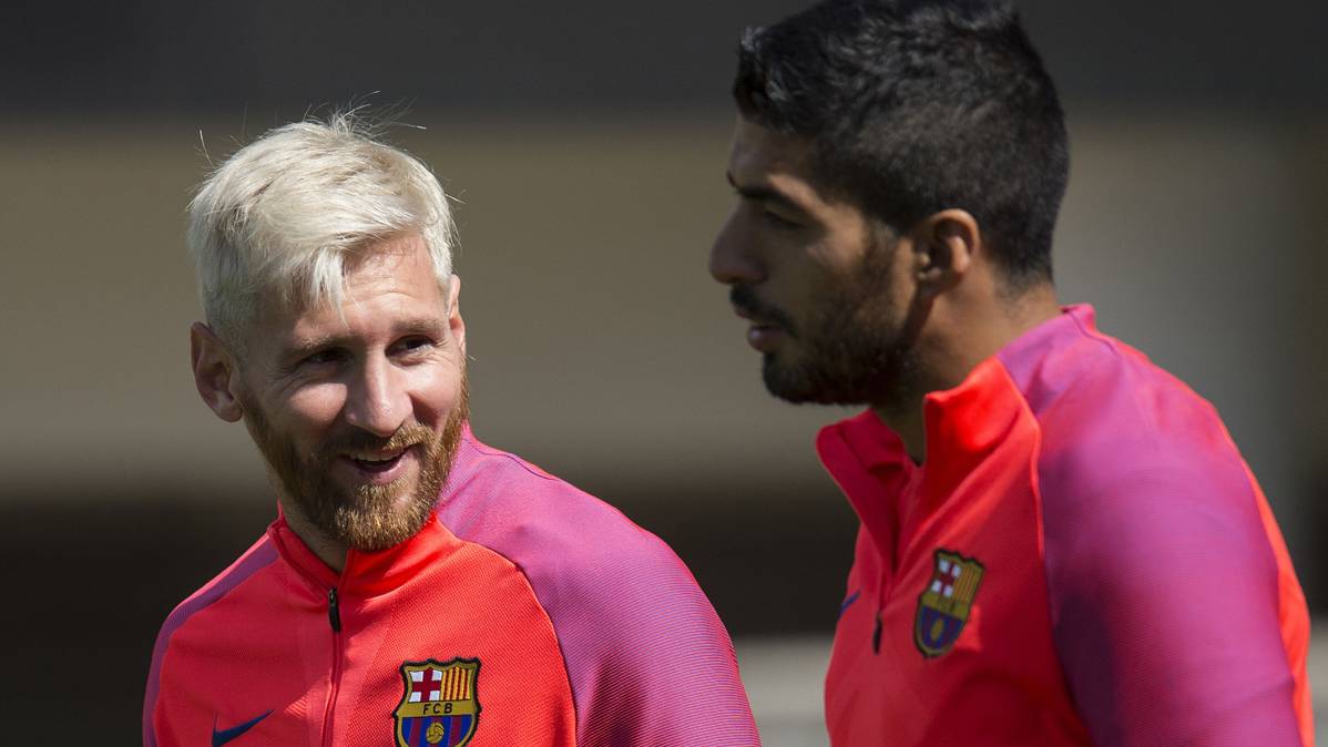 Leo Messi, training beside Luis Suárez in Saint George's Park