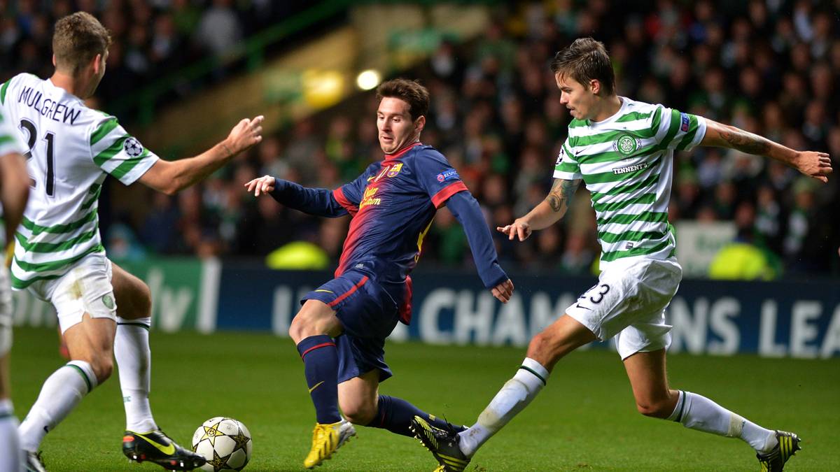 Leo Messi, surrounded of players of the Celtic in an image of archive