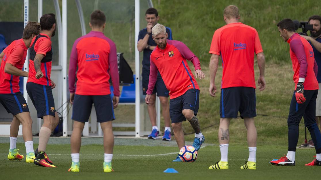 The players of the FC Barcelona, making a rondo in Saint George's Park