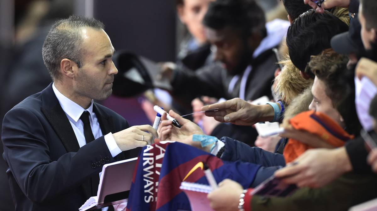 Andrés Iniesta, signing autographic before the last gala of the Balloon of Gold