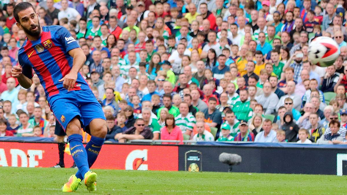 Arda Turan anotando el primer gol del FC Barcelona frente al Celtic de Glasgow