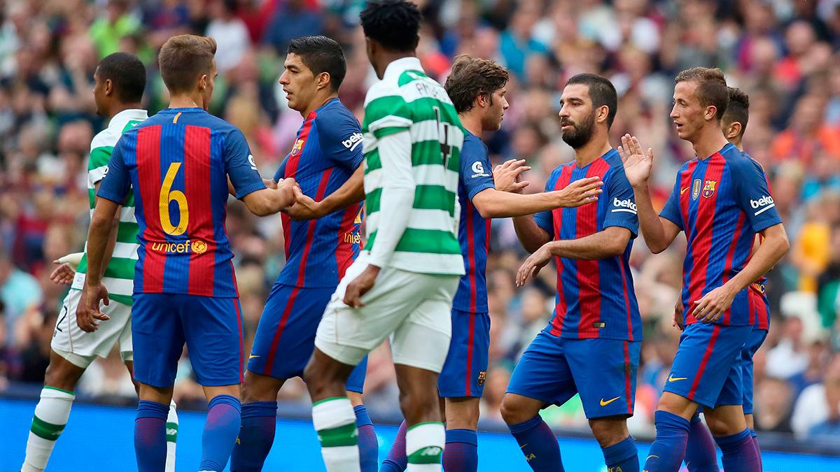Denis beside Luis Suárez in the celebration of one of the goals of the Barça to the Celtic