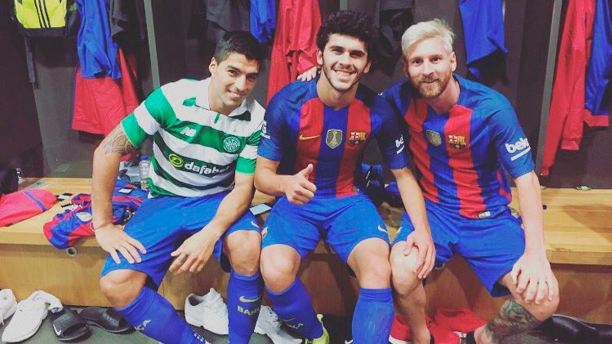 Carles Aleñá beside Luis Suárez and Leo Messi after the party in front of the Celtic