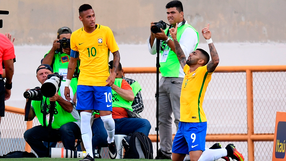 Neymar celebra junto a Gabigol el primer tanto del partido de Brasil frente a Japón