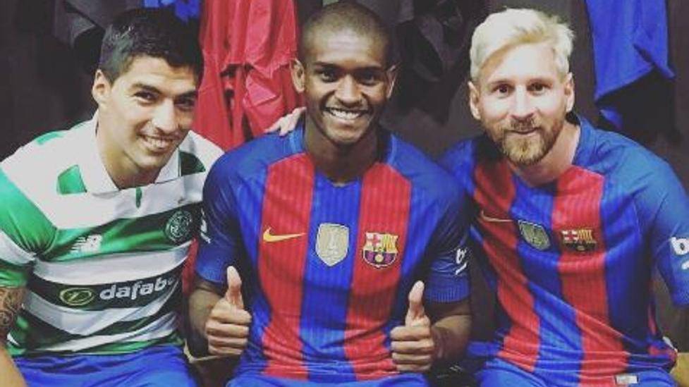Marlon, beside Leo Messi and Luis Suárez after the party in front of the Celtic