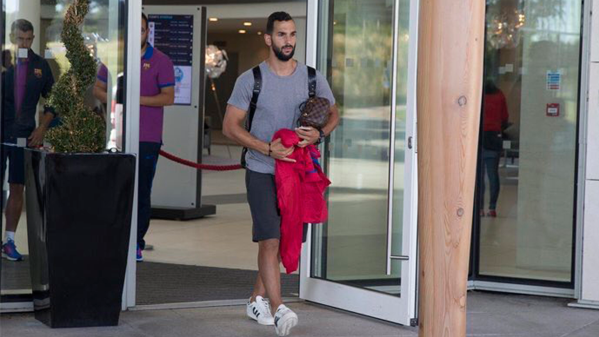 Martín Montoya a su salida del stage del FC Barcelona en Inglaterra