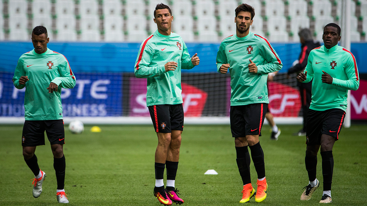 Cristiano Ronaldo y André Gomes en un entrenamiento con Portugal
