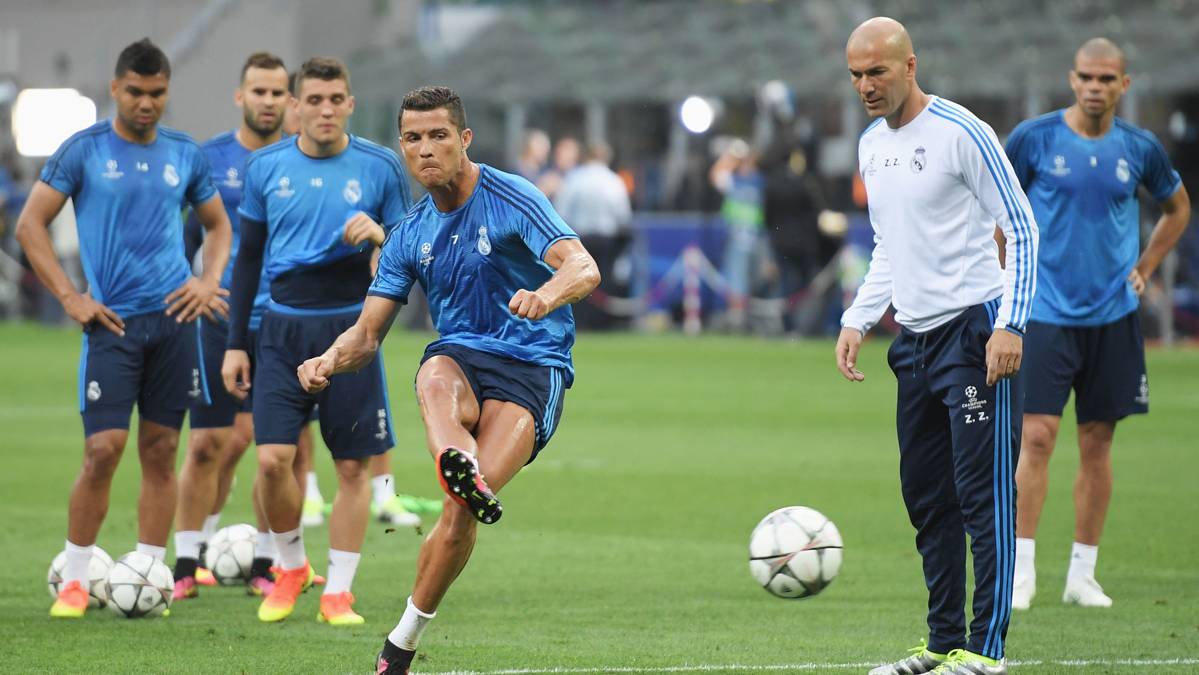 The Real Madrid, training under the attentive look of Zidane