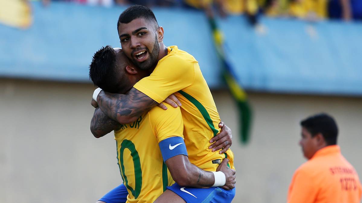 Gabriel Barbosa, celebrating a goal with Neymar Jr