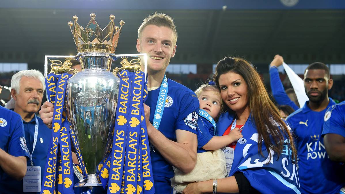 Jamie Vardy, raising the title of Premier League of the Leicester City