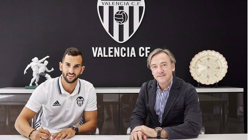 Martín Montoya, signing agreement with Valencia Cf