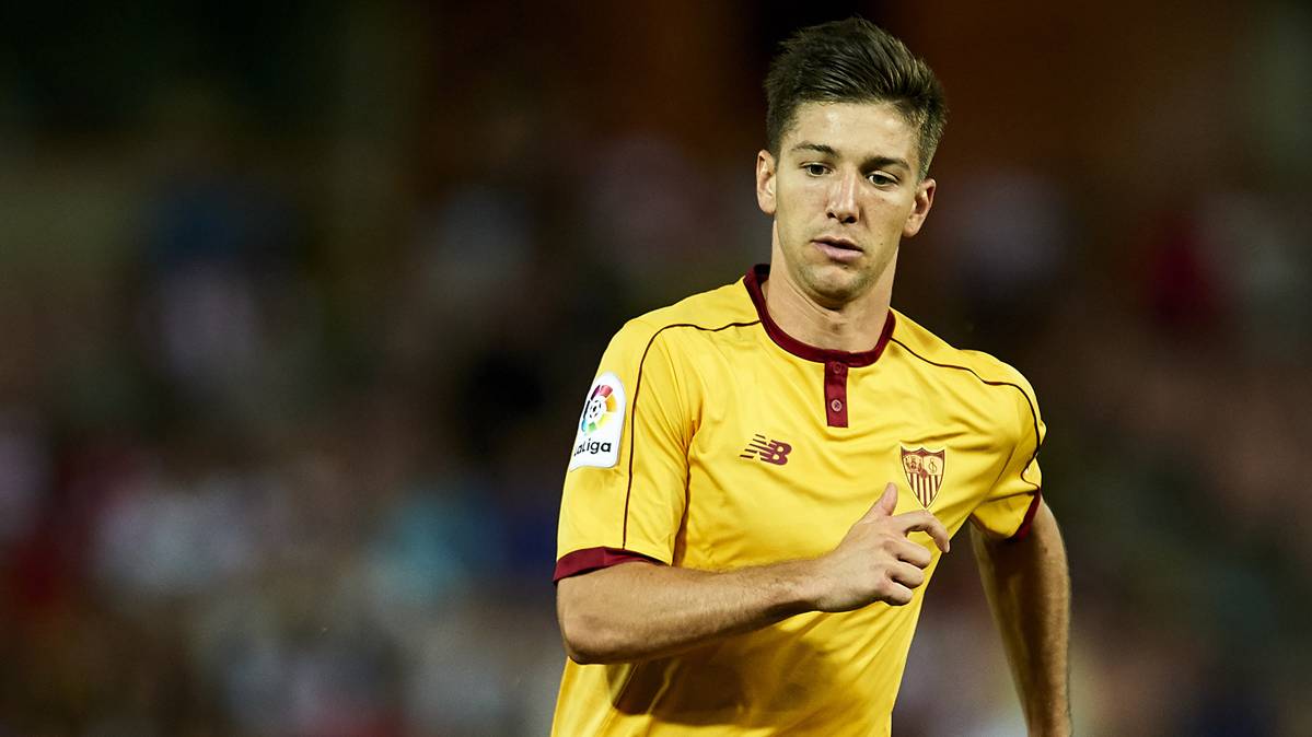 Luciano Vietto, during the party of debut with the Seville