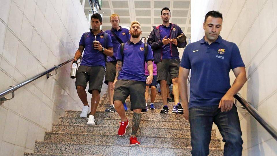 Los jugadores del Barça, a punto de coger el avión rumbo a Estocolmo