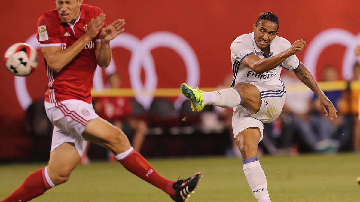 Danilo chutando el esférico que acabaría colándose en la portería del Bayern de Munich