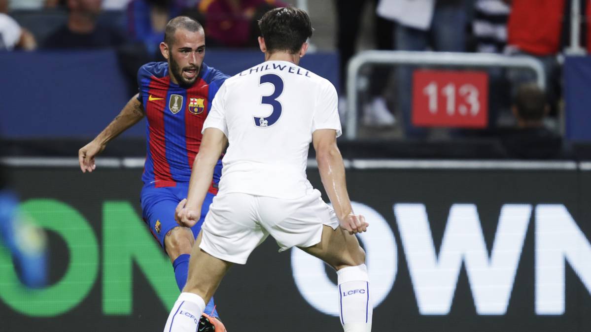 Aleix Vidal, being presionado by a midfield player of the Leicester