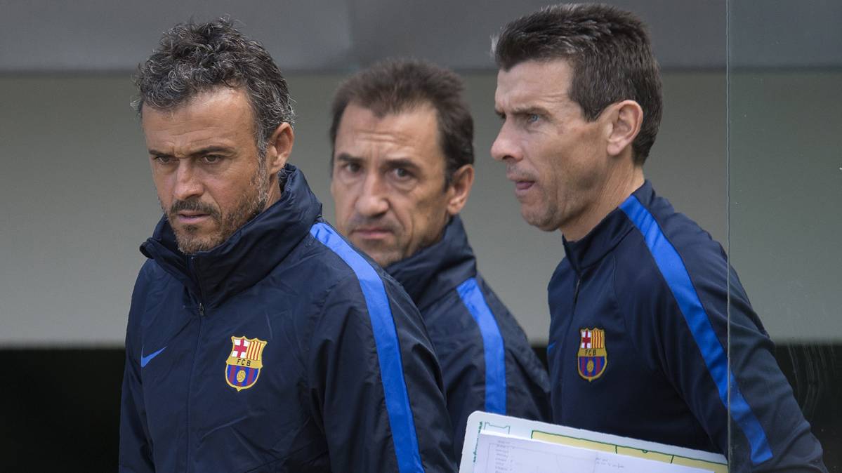 Luis Enrique and his assistants, before a training