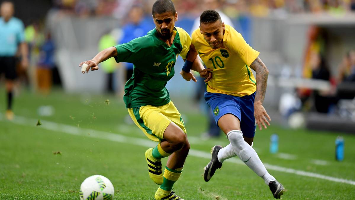 Neymar Jr, intentando progresar en la banda contra Sudáfrica