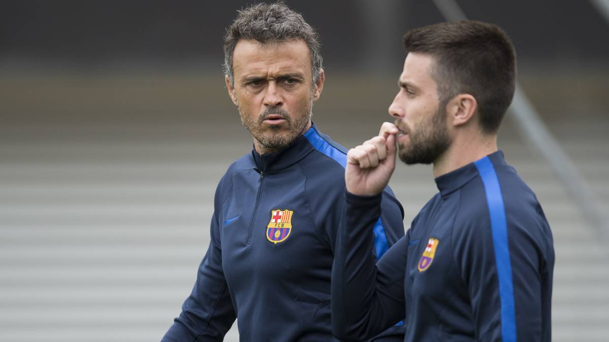 Luis Enrique, chatting with Rafa Pol course to the training