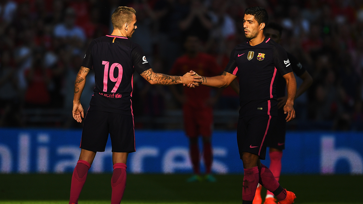 Lucas Digne saludando a Luis Suárez en el partido frente al Liverpool FC
